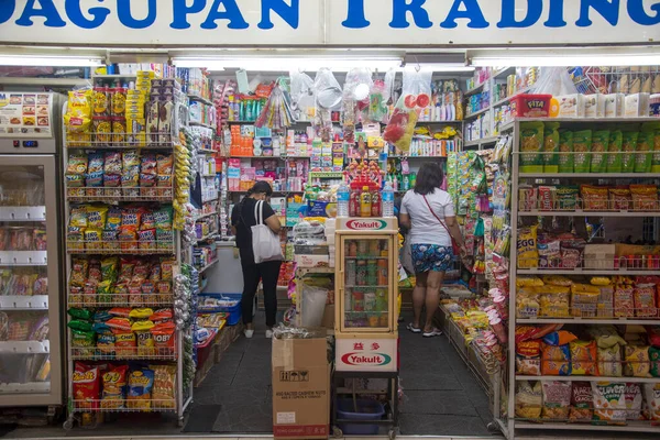  Singapur - 27 Kasım 2021: Lucky Plaza, Singapur 'da satılık abur cubur satan Filipinler mağazası.