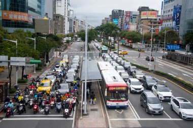 Taipei, Tayvan - 5 Aralık 2022: Taipei, Tayvan 'da şehir trafiği manzarası. Taipei Şehri Tayvan 'daki en eksiksiz trafik ağına sahip..