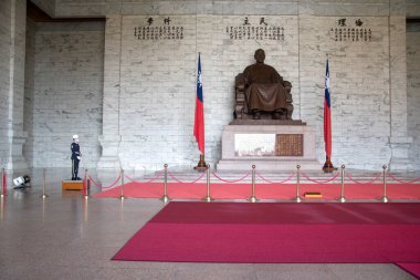 Taipei, Tayvan - 3 Aralık 2022 Tayvan Taipei 'deki Chiang Kai-shek Anıt Salonu' nda bulunan Bronz Chiang Kai-shek heykeli..