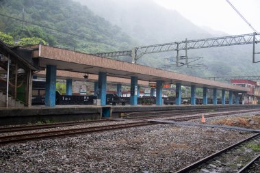 Houtong, Tayvan 4 Aralık 2022, Houtong kedi köyündeki Houtong tren istasyonu. Houtong Kedi Köyü, Keelung Nehri boyunca Ruifang Bölgesi 'nin tepelerinde saklı.