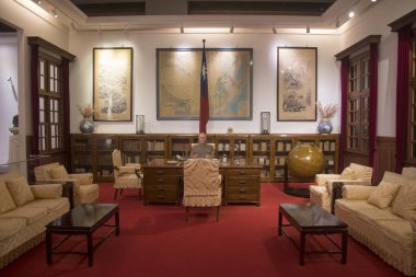 Taipei, Tayvan - 3 Aralık 2022: Başkan Chiang Kai-shek 'in Chiang Kai-shek Anma Salonu' ndaki resmi çalışma odası..