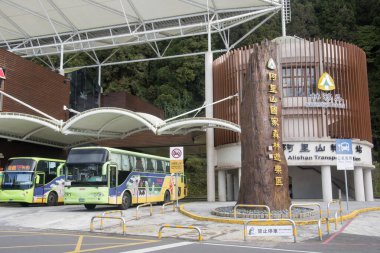 Alishan, Tayvan - 7 Aralık 2022: Tayvan 'daki Alishan Ulusal Orman Dinlenme Bölgesi için Alishan taşıma istasyonu. Alishan Ulusal Sahne Bölgesi Tayvan 'ın önemli bir turizm merkezidir..