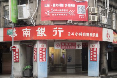 Taipei, Tayvan - 3 Aralık 2022: Hua Nan Bank Taipei caddesinde yer almaktadır. Hua Nan Bank, Tayvan merkezli bir finans kurumudur ve hem perakende hem de ticari bankacılık hizmetleri sunar.
