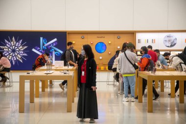 Taipei, Tayvan - 10 Aralık 2022: Taipei 101 'de bir Apple mağazası. Apple Mağazası, Apple ürünleri ve aksesuarlarıyla elde edilebilecek en iyi yer.