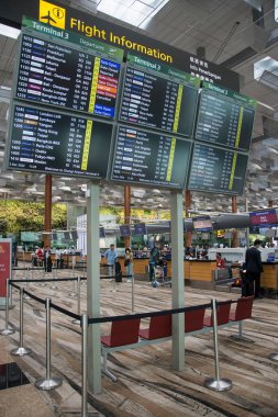 Singapur - 2 Aralık 2022: Uçuş bağlantı bilgi panosu Singapur Changi Havaalanı 'ndaki Terminal 2' de görüldü. Changi Havaalanı Singapur 'a hizmet veren büyük bir sivil havaalanıdır..