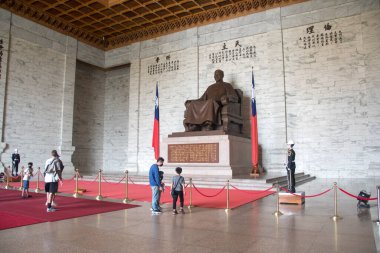 Taipei, Tayvan - 3 Aralık 2022 Tayvan Taipei 'deki Chiang Kai-shek Anıt Salonu' nda bulunan Bronz Chiang Kai-shek heykeli..