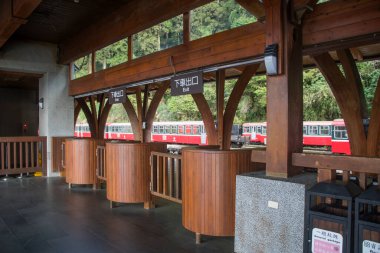 Alishan, Tayvan - 6 Aralık 2022: Tayvan 'daki Alishan Ulusal Orman Dinlenme Bölgesi' ndeki Alishan İstasyonu. Alishan kasabasında bir tren istasyonu.