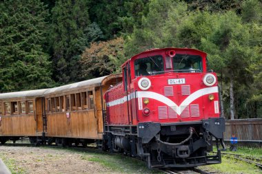Alishan, Tayvan - 7 Aralık 2022 Alishan Orman Treni Alishan Ulusal Sahne Bölgesi 'nde eski ahşap arabalı. Alishan Dağı demiryolu yerel ve denizaşırı ülkelerde iyi bilinir.. 
