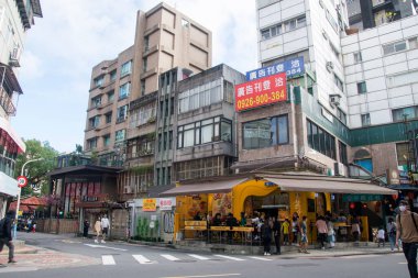 Taipei, Tayvan - 3 Aralık 2022: Taipei 'deki Yongkang caddesi civarındaki dükkanlar ve restoranlar. Yongkang Caddesi dünyanın en havalı caddelerinden biri seçildi.