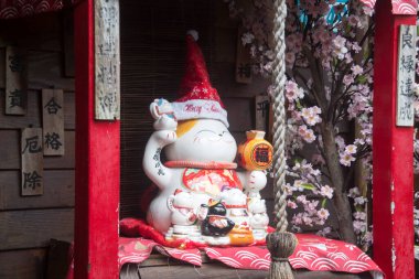 Houtong, Tayvan 4 Aralık 2022 Houtong, Tayvan 'da bulunan sevimli kedi heykelleri. Houtong, hem kedi sever bir Mekke 'ye dönüştürüldü hem de yerel köylülere gelir kaynağı oldu.