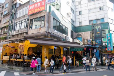 Taipei, Tayvan - 3 Aralık 2022: Taipei 'deki Yongkang caddesi civarındaki dükkanlar ve restoranlar. Yongkang Caddesi dünyanın en havalı caddelerinden biri seçildi.