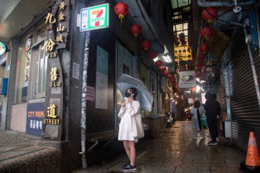 Jiufen, Tayvan - 4 Aralık 2022: Jiufen Village eski Japon altın madenciliği kasabasında eski sokak turisti alışverişi. Jiufen, Tayvan 'ın ünlü bir turistik merkezidir.