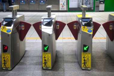 Taipei, Tayvan... 4 Aralık 2022, Taipei metro istasyonu ve platformu. Metro yolcuları Taipei metro sisteminin devasa yeraltı şebekesinden geçiyor..