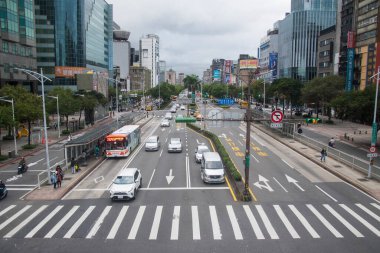 Taipei, Tayvan - 5 Aralık 2022: Taipei, Tayvan 'da şehir trafiği manzarası. Taipei Şehri Tayvan 'daki en eksiksiz trafik ağına sahip..