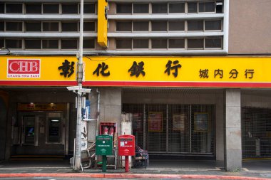 Taipei, Tayvan - 3 Aralık 2022: Chang Hwa Bankası Taipei caddesinde yer almaktadır. Chang Hwa Bankası Tayvan merkezli bir finans kurumudur ve hem perakende hem de ticari bankacılık hizmetleri sunar.