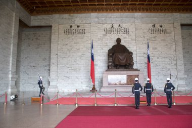 Taipei, Tayvan - 3 Aralık 2022 Anıt Salonu 'ndaki Chiang Kai-Shek heykeline karşı düzenlenen koruma töreninin değiştirilmesi. Burası Tayvan 'ı ziyaret eden turistler arasında popüler bir seyahat merkezi..