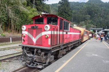 Alishan, Tayvan 6 Aralık 2022 Alishan Dağı 'ndaki Fenchihu tren istasyonunda. Alishan Ormanı Demiryolu dar demiryollarında 86 km 'lik bir ağdır.