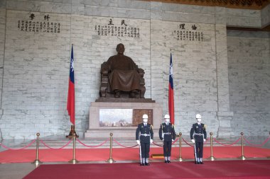 Taipei, Tayvan - 3 Aralık 2022 Anıt Salonu 'ndaki Chiang Kai-Shek heykeline karşı düzenlenen koruma töreninin değiştirilmesi. Burası Tayvan 'ı ziyaret eden turistler arasında popüler bir seyahat merkezi..