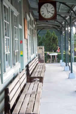 Chiayi, Tayvan - 7 Aralık 2022: Kuzey Kapısı İstasyonu bekleme alanında ahşap bank.
