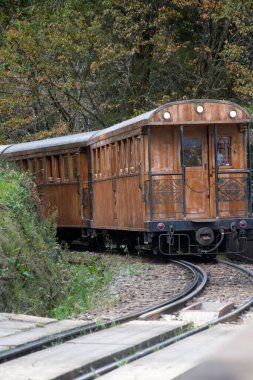 Alishan, Tayvan - 7 Aralık 2022 Alishan Orman Treni Alishan Ulusal Sahne Bölgesi 'nde eski ahşap arabalı. Alishan Dağı demiryolu yerel ve denizaşırı ülkelerde iyi bilinir..