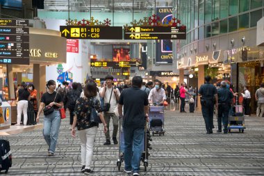 Singapur - 2 Aralık 2022 Singapur Changi Havaalanı mimarisi ve yolcuları. Singapur Changi Havalimanı Asya 'nın en büyük havaalanlarından biridir..