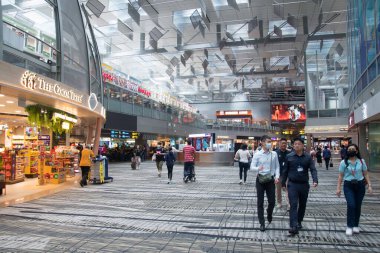 Singapur - 2 Aralık 2022: Singapur 'daki Changi Uluslararası Havaalanı' nın modern iç mimarisi. Changi Havalimanı haftada 6 bin 100 'den fazla uçuşla hizmet vermektedir.