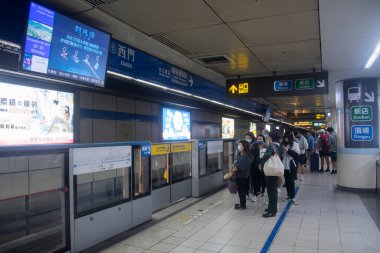 Taipei, Tayvan... 4 Aralık 2022, Taipei metro istasyonu ve platformu. Metro yolcuları Taipei metro sisteminin devasa yeraltı şebekesinden geçiyor..