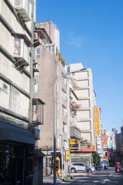Taipei, Tayvan - 3 Aralık 2022: Taipei 'deki Yongkang caddesi civarındaki dükkanlar ve restoranlar. Yongkang Caddesi dünyanın en havalı caddelerinden biri seçildi.