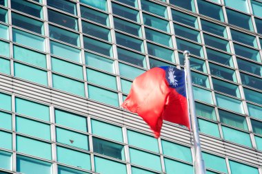 Taipei, Tayvan - 3 Aralık 2022: Tayvan Çin Cumhuriyeti bayrakları rüzgârda savrulurken Taipei 101 arka planda.