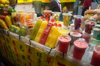 Taipei, Tayvan-4 Aralık 2022: Raohe Caddesi 'ndeki gece pazarında, ünlü gece marketinde ve tatil beldesinde meyve içeceği satıldı.