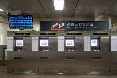 Taipei, Tayvan - 5 Aralık 2022: Taipei tren istasyonunda Tayvan Yüksek Hız Treni bilet otomatı.