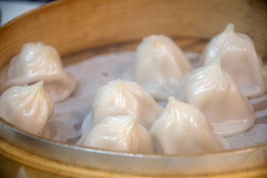 Tayvan 'daki ünlü gurme Xiao long bao adında haşlanmış domuz çorbası..