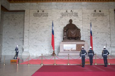 Taipei, Tayvan - 3 Aralık 2022 Anıt Salonu 'ndaki Chiang Kai-Shek heykeline karşı düzenlenen koruma töreninin değiştirilmesi. Burası Tayvan 'ı ziyaret eden turistler arasında popüler bir seyahat merkezi..
