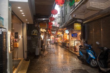 Jiufen, Tayvan - 4 Aralık 2022: Jiufen Village eski Japon altın madenciliği kasabasında eski sokak turisti alışverişi. Jiufen, Tayvan 'ın ünlü bir turistik merkezidir.