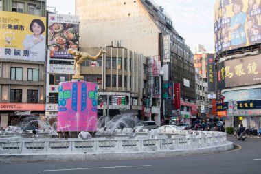 Chiayi, Tayvan - 5 Aralık 2022: Chiayi gökkuşağı renkli Merkez Çeşmesi, Qing Hanedanlığı 'nın eski şehir duvarının bir parçası, Japonya Hükümdarlığı sırasında yıkıldı ve ortasında küçük bir çeşme olan bir kavşağa dönüştü.