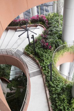 Singapur - 30 Aralık 2022 CapitaSpring Binası 'ndaki Yeşil Oasis manzarası. CapitaSpring binasının ortasında bir bahçe var..