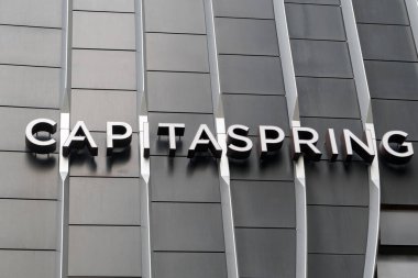 Singapur - 30 Aralık 2022, Singapur şehir merkezindeki CapitaSpring binasının görüntüsü. Bina, 280 metre yüksekliğiyle Singapur 'un en yüksek ikinci binasıdır..