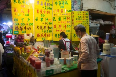 Taipei, Tayvan-4 Aralık 2022: Raohe Caddesi gece pazarının manzarası, ünlü gece pazarı ve seyahat beldesi.
