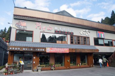 Alishan, Tayvan - 6 Aralık 2022: Alishan, Tayvan 'daki sedir ormanlarında alışveriş ve turizm altyapısı. Alishan Ulusal Sahne Bölgesi Tayvan 'ın önemli bir turizm merkezidir..