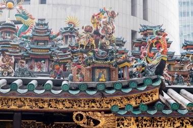 Singapur, 30 Aralık 2022 'de şehir merkezindeki Yueh Hai Ching Tapınağı' nın görüntüsü. Singapur 'da bir Çin tapınağı. Singapur' daki Raffles Place 'de.