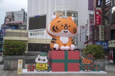 Taipei, Tayvan - 3 Aralık 2022: Turistlerin ve yerlilerin Taipei 'de alışveriş yapıp dolaşmaları için popüler bir alan olan Ximen alışveriş caddelerinin manzarası