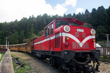 Alishan, Tayvan - 7 Aralık 2022 Alishan Orman Treni Alishan Ulusal Sahne Bölgesi 'nde eski ahşap arabalı. Alishan Dağı demiryolu yerel ve denizaşırı ülkelerde iyi bilinir..
