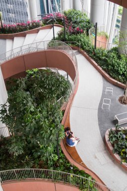 Singapur - 30 Aralık 2022 CapitaSpring Binası 'ndaki Yeşil Oasis manzarası. CapitaSpring binasının ortasında bir bahçe var..