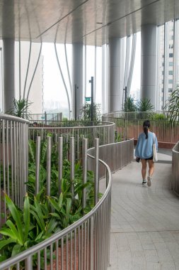 Singapur - 30 Aralık 2022 CapitaSpring Binası 'ndaki Yeşil Oasis manzarası. CapitaSpring binasının ortasında bir bahçe var..