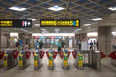 Taipei, Tayvan... 4 Aralık 2022, Taipei metro istasyonu ve platformu. Metro yolcuları Taipei metro sisteminin devasa yeraltı şebekesinden geçiyor..