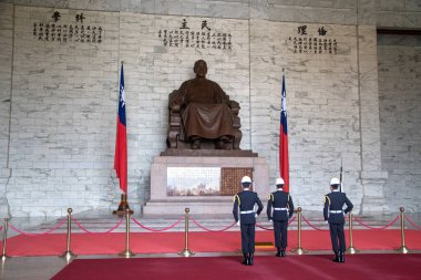 Taipei, Tayvan - 3 Aralık 2022 Anıt Salonu 'ndaki Chiang Kai-Shek heykeline karşı düzenlenen koruma töreninin değiştirilmesi. Burası Tayvan 'ı ziyaret eden turistler arasında popüler bir seyahat merkezi..