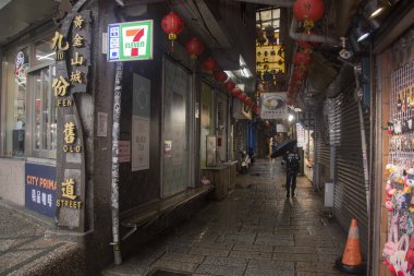 Jiufen, Tayvan - 4 Aralık 2022: Jiufen Village eski Japon altın madenciliği kasabasında eski sokak turisti alışverişi. Jiufen, Tayvan 'ın ünlü bir turistik merkezidir.