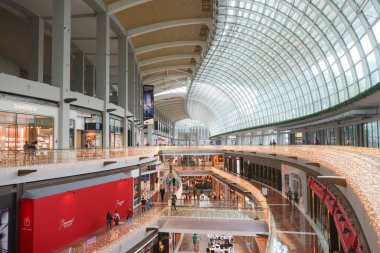 Singapur - 4 Ocak 2023: The Shoppes at Marina Bay Sands, Singapur 'un iç mimarisi. Alışveriş merkezi Singapur 'un en büyük lüks alışveriş merkezlerinden biridir..