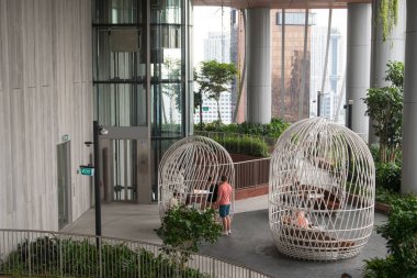 Singapur - 30 Aralık 2022 CapitaSpring Binası 'ndaki Yeşil Oasis manzarası. CapitaSpring binasının ortasında bir bahçe var..