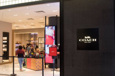 Singapur - 30 Aralık 2022: Raffle City, Singapur 'daki Koç Mağazasına Giriş